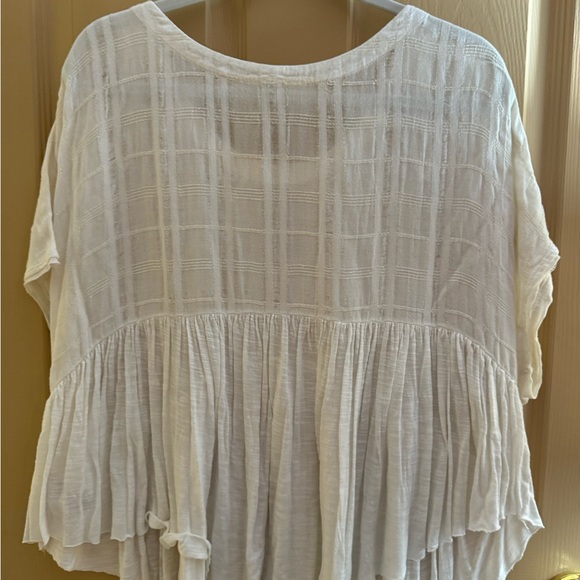 White eyelet top with ruffle hem - Picture 2 of 3